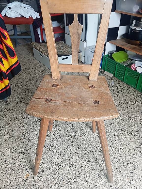 Chaises: Uralte stabelle Schweiz – D'occasion à Basel par Petergunn