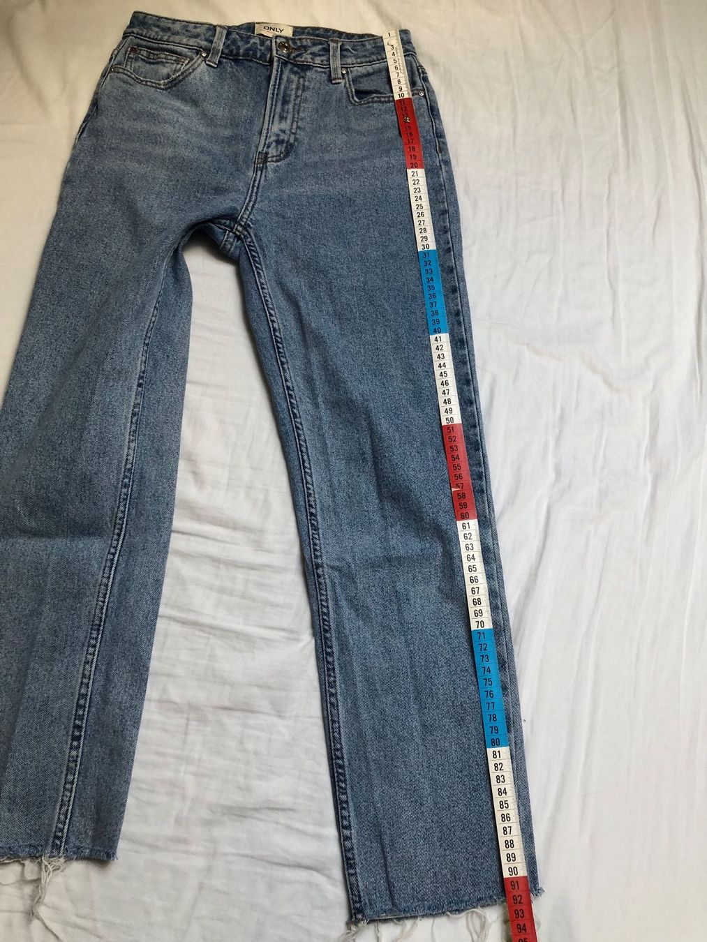 Only Jeans: ONLY Mom Jeans Rawcut W27 L34 Light Blue – Gebraucht aus St-Aubin FR von Tiweety 5