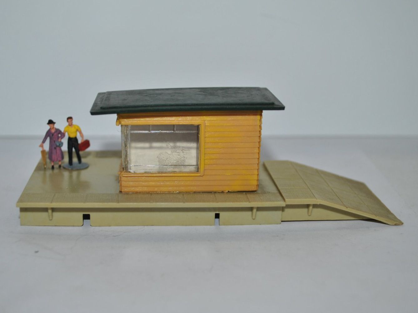 Faller Modelleisenbahnen: Faller Bahnsteig mit Kiosk (PDB265) – Gebraucht aus Aarwangen von Bahnsupport 2