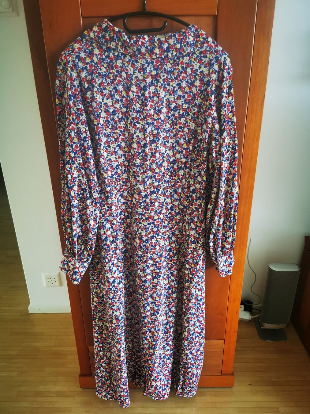 H&M Kleider: H&M Maxikleid mit Blumen langarm Gr. M – Gebraucht aus Wädenswil von coconut1289 1