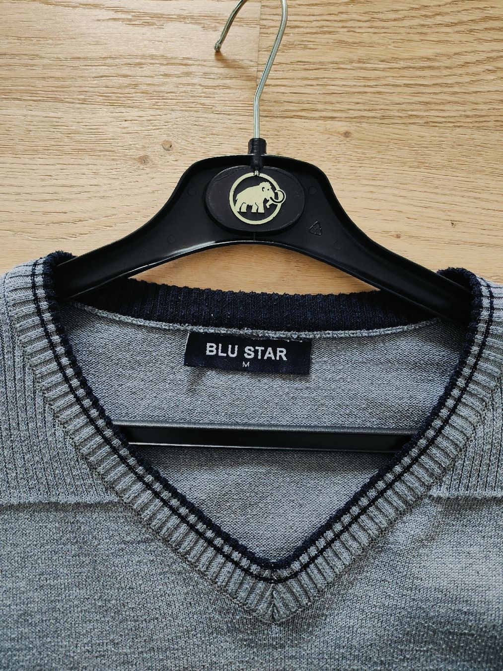 Maglioni & Felpe: Herrenpullover Blu Star Gr. M V-Ausschnitt – Usato da Birmensdorf ZH venduto da LucaToni02 1