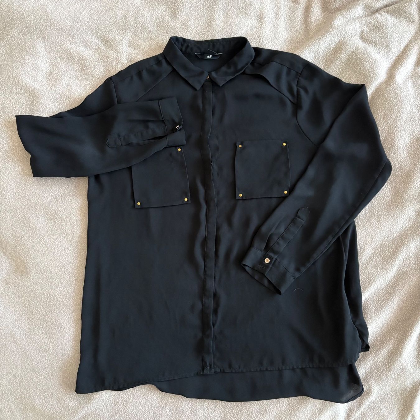 H&M Blusen: Chic black long-sleeve shirt – Gebraucht aus Montreux von m.mlkstn