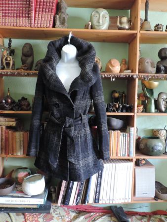 manteau à carreaux gris bleu foncé
