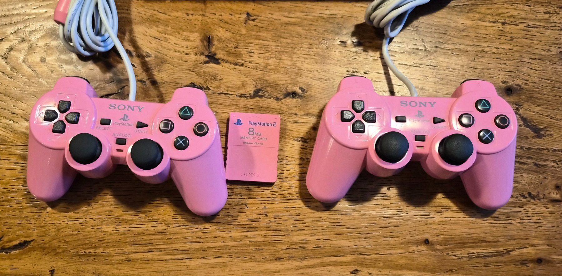 Sony Consoles: Pinke Playstation 2 Konsole mit 2 Controller + 3 Spiele – D'occasion à Reigoldswil par RetroGames.Zone 1