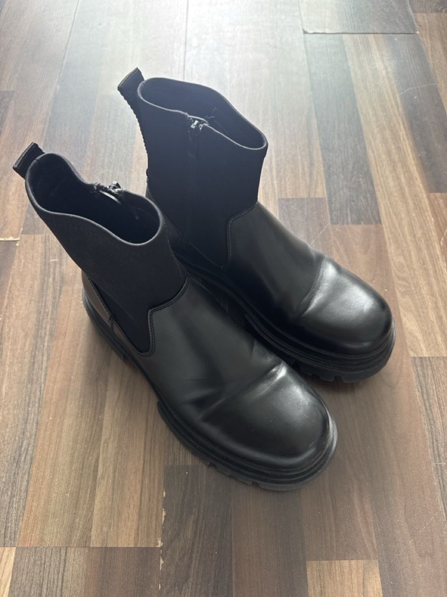Zara Chaussures hommes: BOTTES NOIR SIMILI CUIR / TAILLE 42 – D'occasion à Chêne-Bougeries par yoanmamane 1