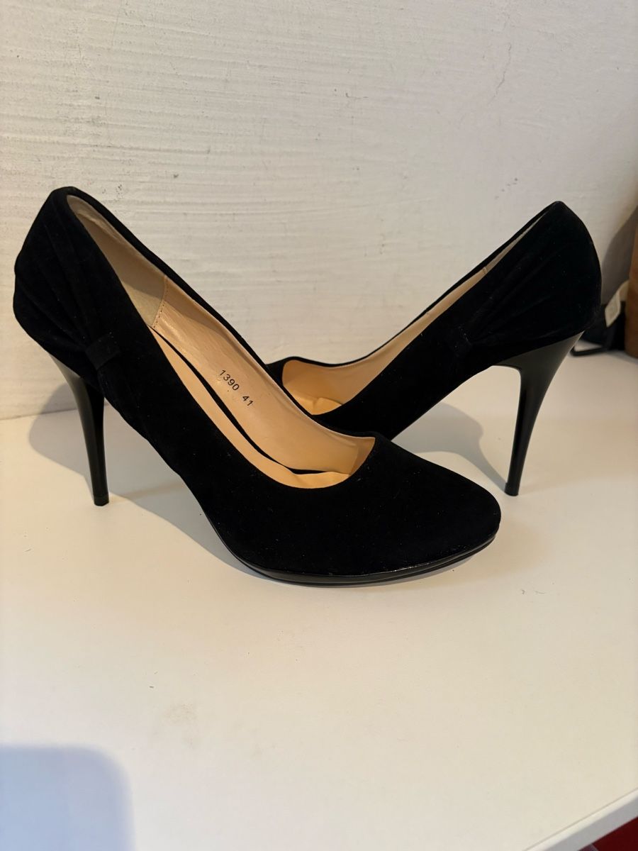 Damenschuhe: Schwarze Samt Higheels gr 41 – Gebraucht aus Stäfa von Louder85
