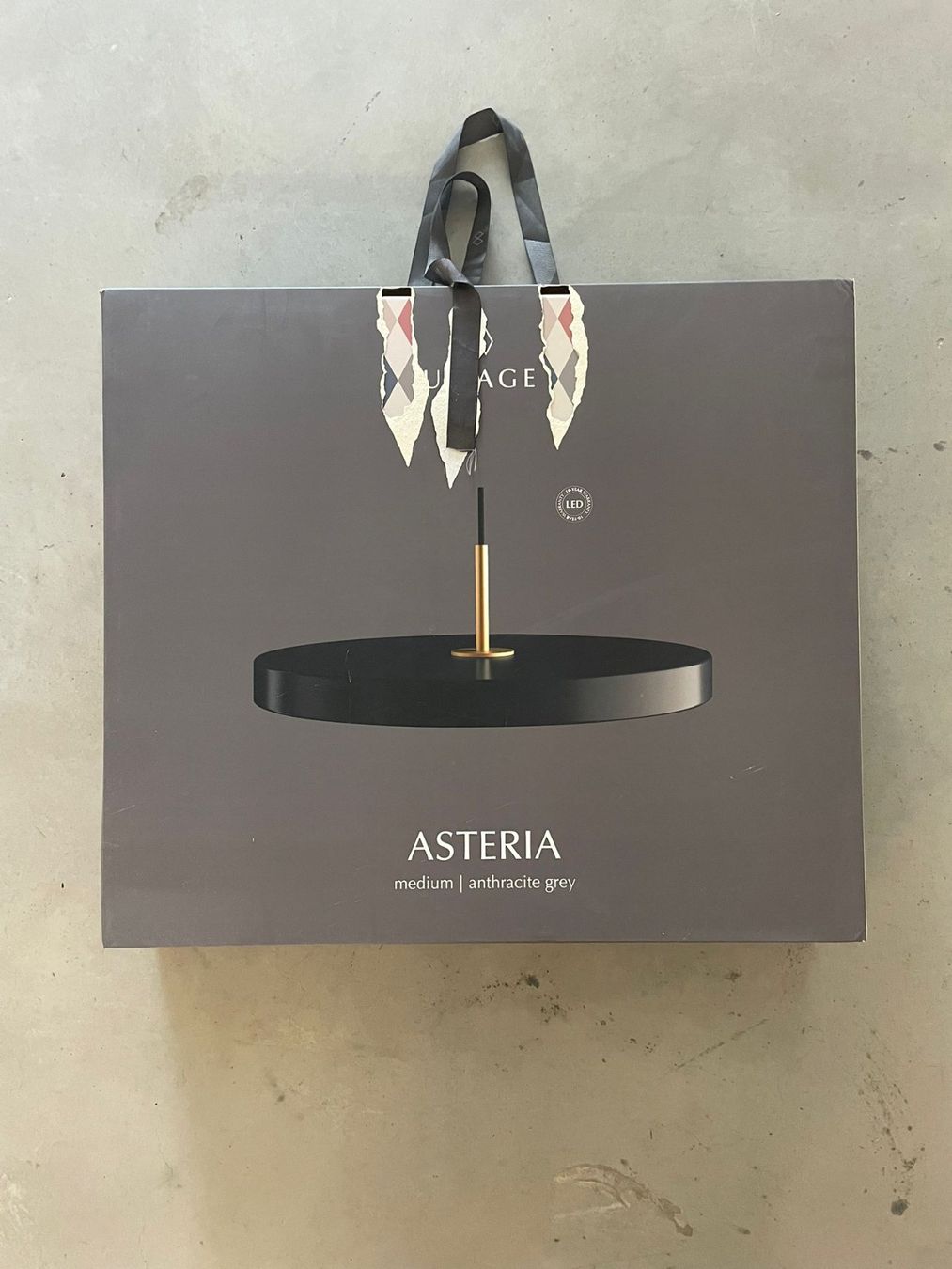 Umage Lustres & lampes de plafonds: UMAGE Asteria Medium LED Pendelleuchte anthrazit/gold – D'occasion à Liestal par T-Bazar 1