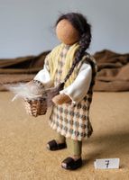 Schwarzenberger Krippenfiguren Kind/Meitli m Körbli 15cm N7