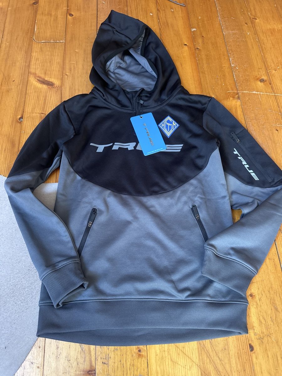 Kleiderpakete & -sets: TRUE Trainingsanzug, Jugend Gr. M / Hose S – Neu und originalverpackt aus Trimmis von vai_9qzr 1