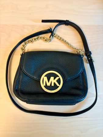 Sac Michael Kors noir avec chaîne dorée