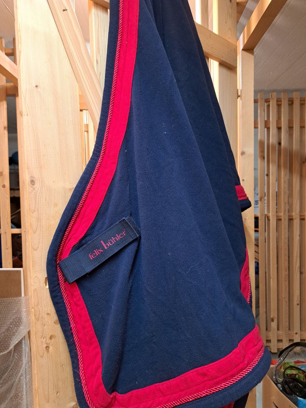 Coperte: Dunkelblaue Abschwitzdecke mit rotem Rand 145 cm – Usato da Winikon venduto da nic_2kjk