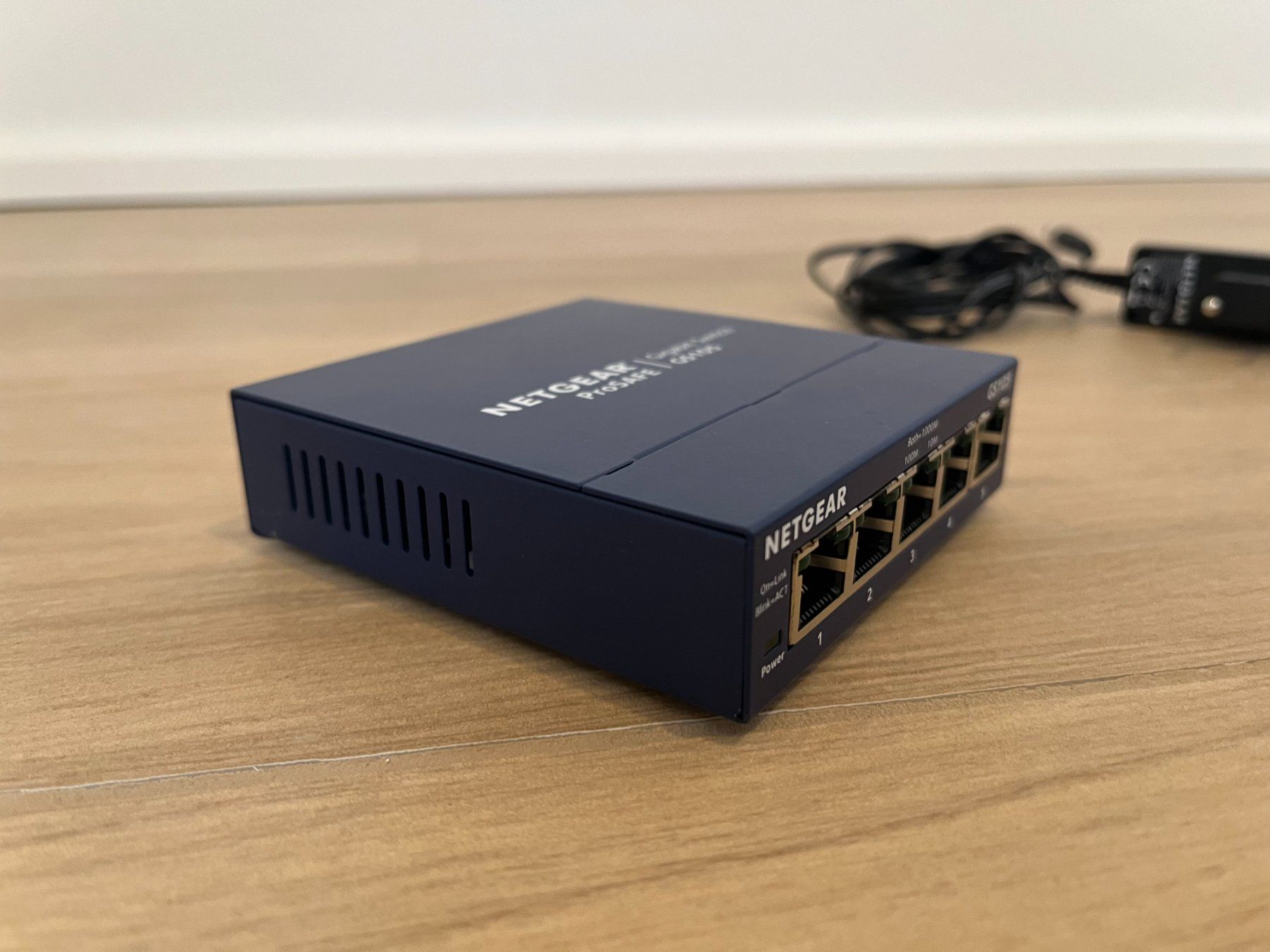 Netgear Hub & Switch: Netgear ProSAFE Gigabit Switch GS105 – Usato da Frauenfeld venduto da Hv 3