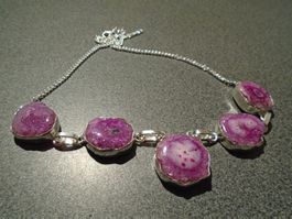 Kette silberfarbig, pink/weisse Steine, verschiedene Formen