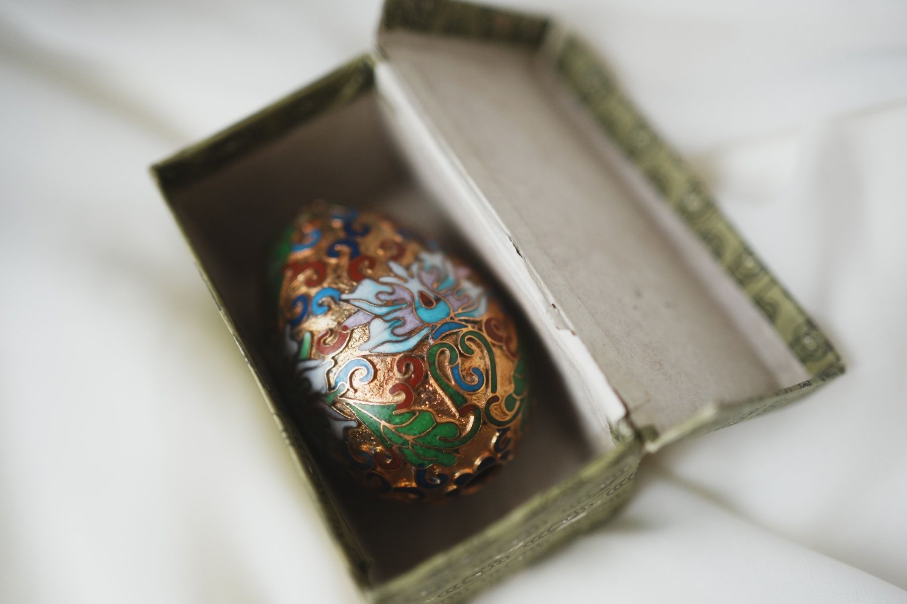 Tutte le decorazioni: Metallisches Ei mit Cloisonné-Emaille – Nuovo e nell'imballaggio originale da Volketswil venduto da HeredisAntiques 5