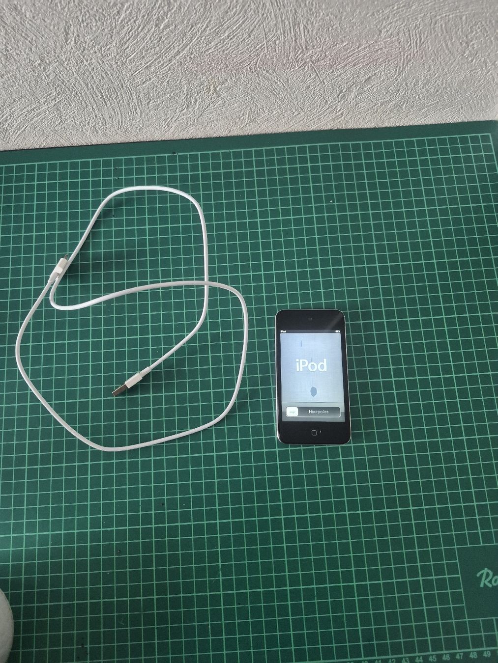 Apple Lettore multimediale portatile: iPod Touch 5th Gen Silver 32GB Used with Cable – Usato da Meyrin venduto da Retro-GZ 1