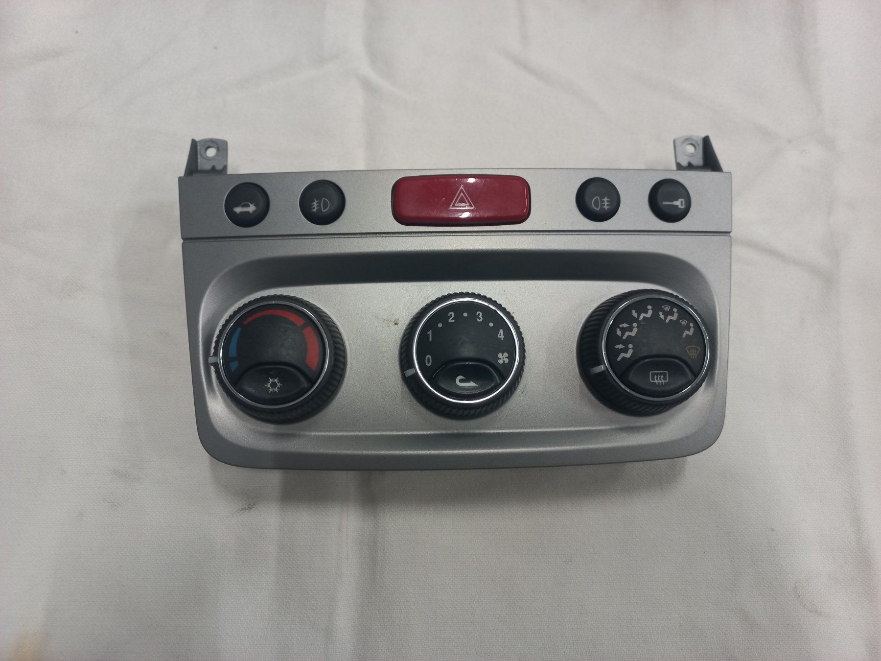 Alfa Romeo Tutti pezzi di ricambio auto: Commande chauffage - climatisation alfa romeo 147 – Usato da clarens venduto da xapia