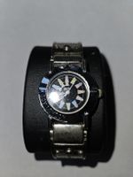 Schicke Damenuhr mit speziellem Armband Design!