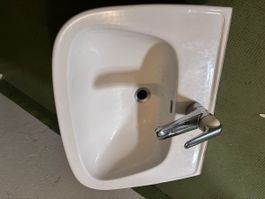 Lavabo Laufen mit Armatur
