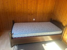 Lit en bois massif brun 