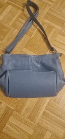 blaue Handtasche aus Leder für den Frühling