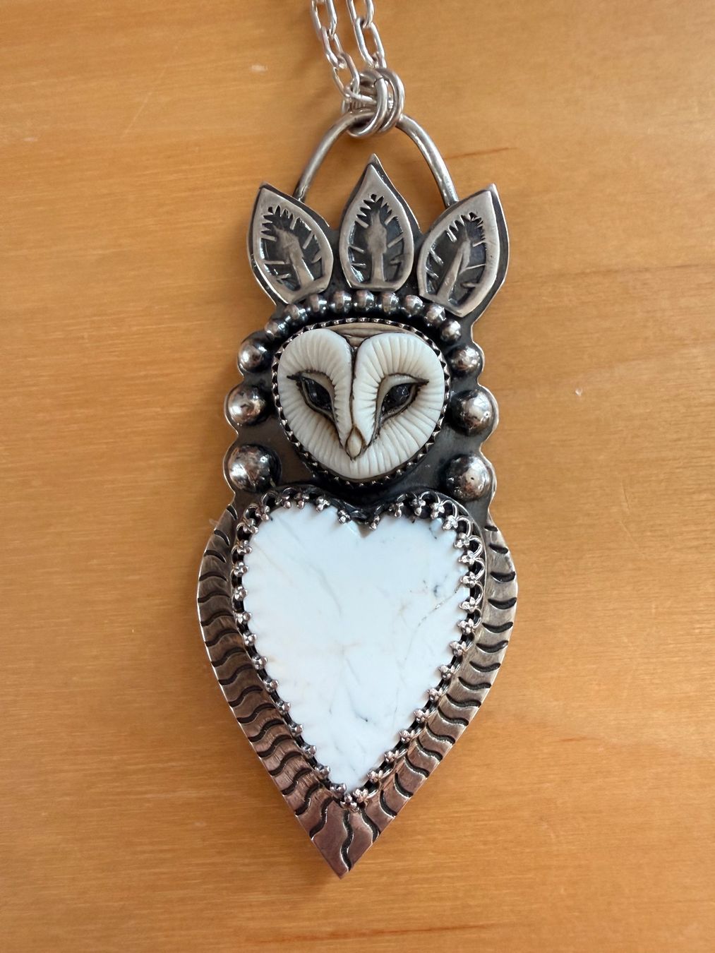 Catenine: Kette mit LAURA MEARS Eule und WHITE BUFFALO – Nuovo e nell'imballaggio originale da Frauenfeld venduto da Scleo 1