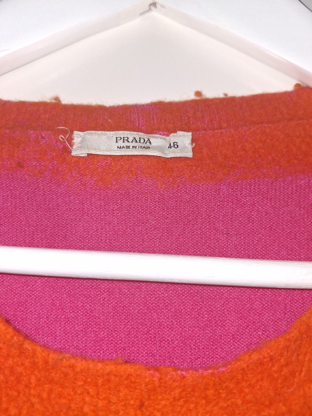 Prada Maglioni & Felpe: Süsser Pink-orangener Prada Pullover – Usato da Solothurn venduto da Mayla92 1