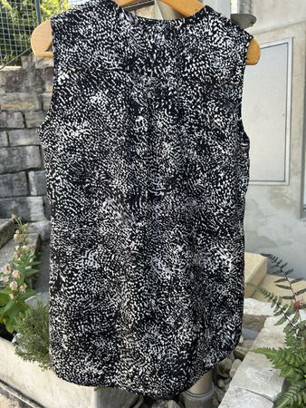 Schicke, ärmellose Monari Bluse, Grösse M, schwarz-weiss
