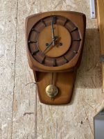 Schöne Vintage-Pendel-Wanduhr aus Holz mit Schlagwerk