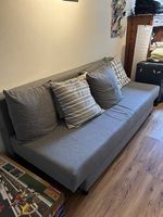 Sofa grau mit Kissen und Bettkasten