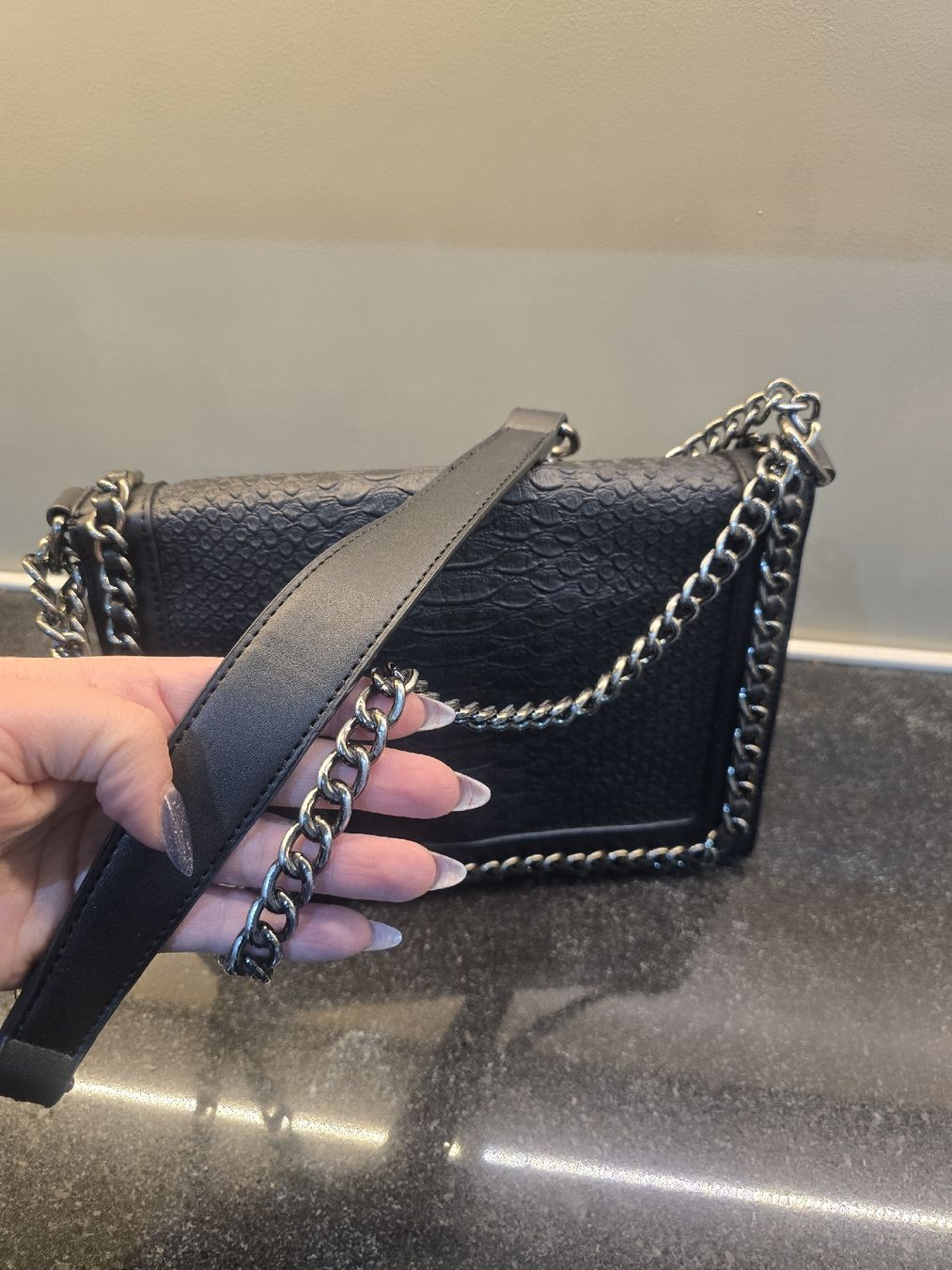 Borse da donna: Handtasche in Schwarz mit Silberkette – Nuovo (secondo la descrizione) da Hägglingen venduto da Raff_Ella 1