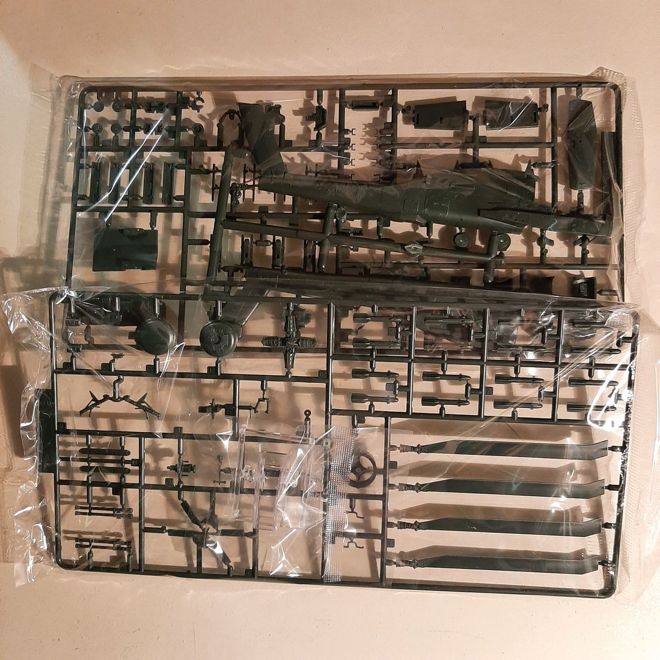 Academy Kit di modellismo & Modellini statici: 1619 ... Boeing AH-64 A Apache ... Academy 12488 – Nuovo (secondo la descrizione) da Bonstetten venduto da Benibanny59 2