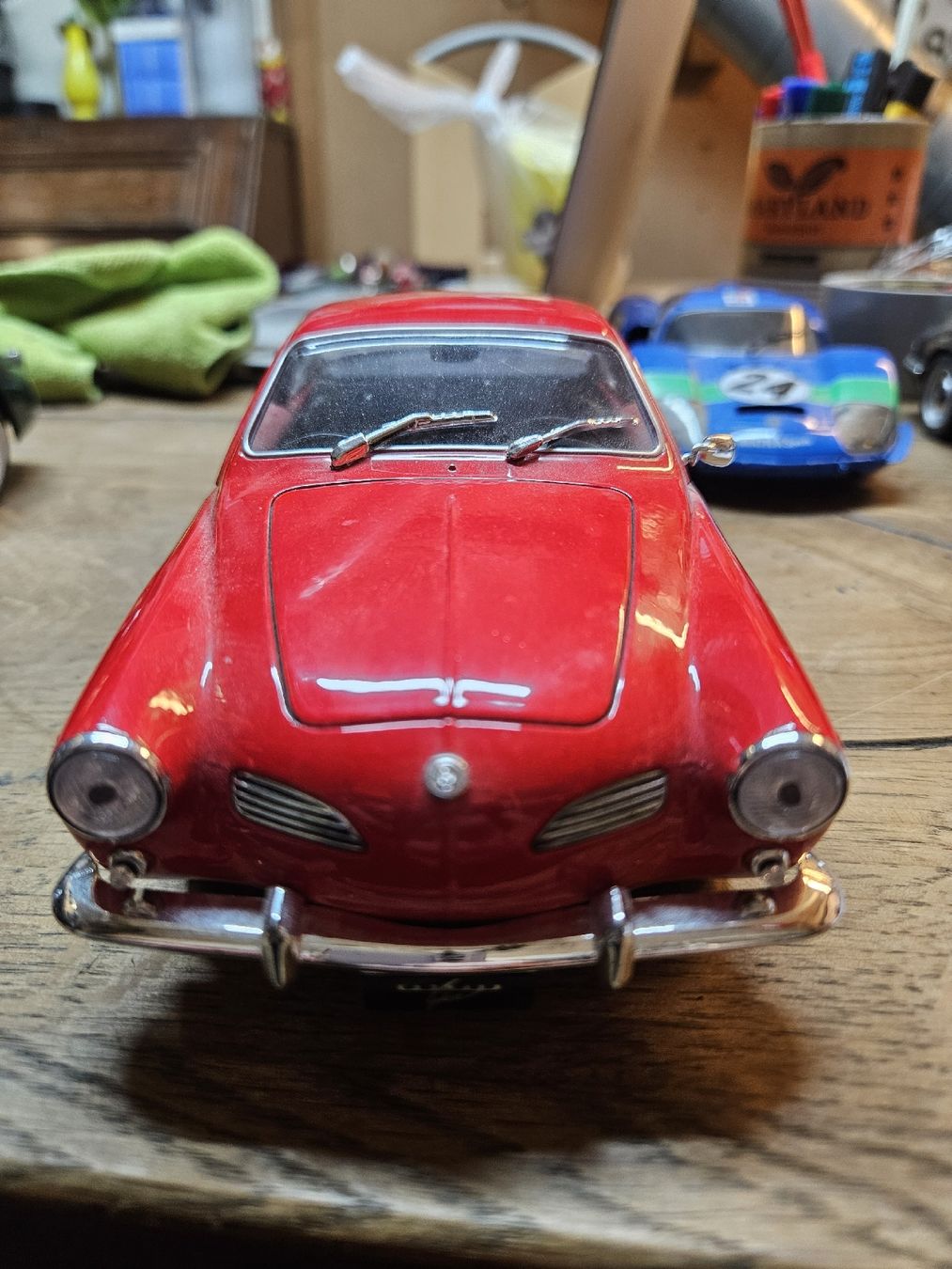 Volkswagen Modellini d'auto: Rotes Karmann Ghia Coupé Modellauto(S) – Usato da Rorschach venduto da TimelessTrading