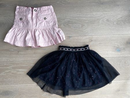 2 Mädchenröcke, rosa und schwarz, Größe 110