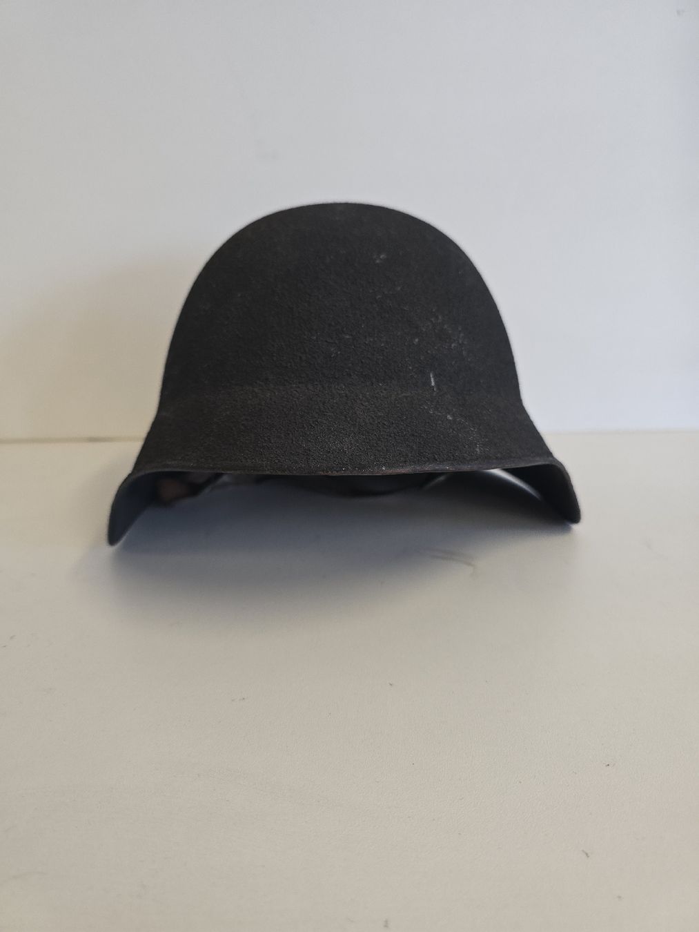 Uniformi & Effetti personali: Alter Militäerhelm, Sammlerstück – Usato da Tuggen venduto da Zweitechanceboutique 1
