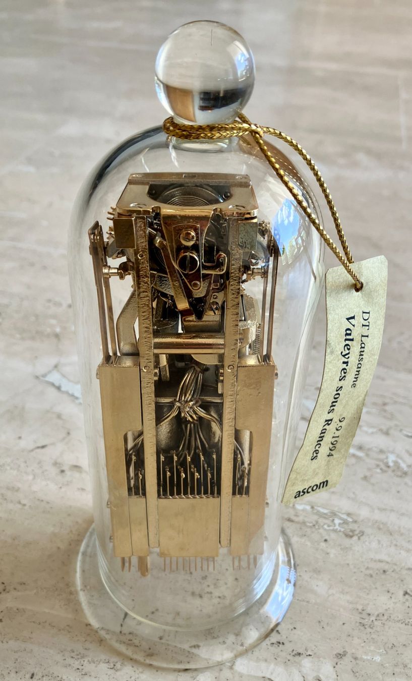 Tutte le decorazioni: Objet commémoratif Ascom/Hasler HS31 sous cloche, Steampunk – Nuovo (secondo la descrizione) da Chêne-Bougeries venduto da Vintage-Era 3