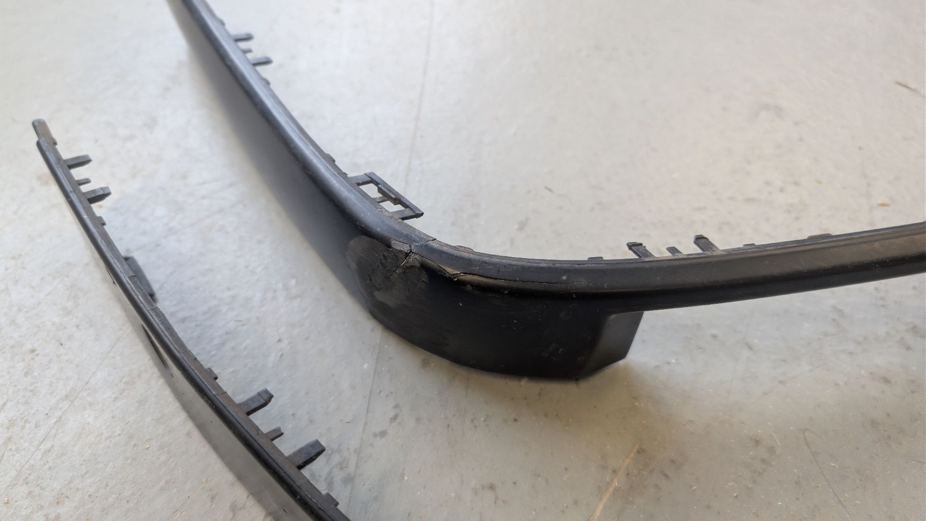 BMW Tutti pezzi di ricambio auto: Zierleiste vorne Front BMW E30 – Usato da Rickenbach SZ venduto da febele 1
