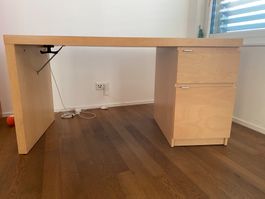 Hochwertiger Schreibtisch aus hellem Birkenholz / Birkenfurn