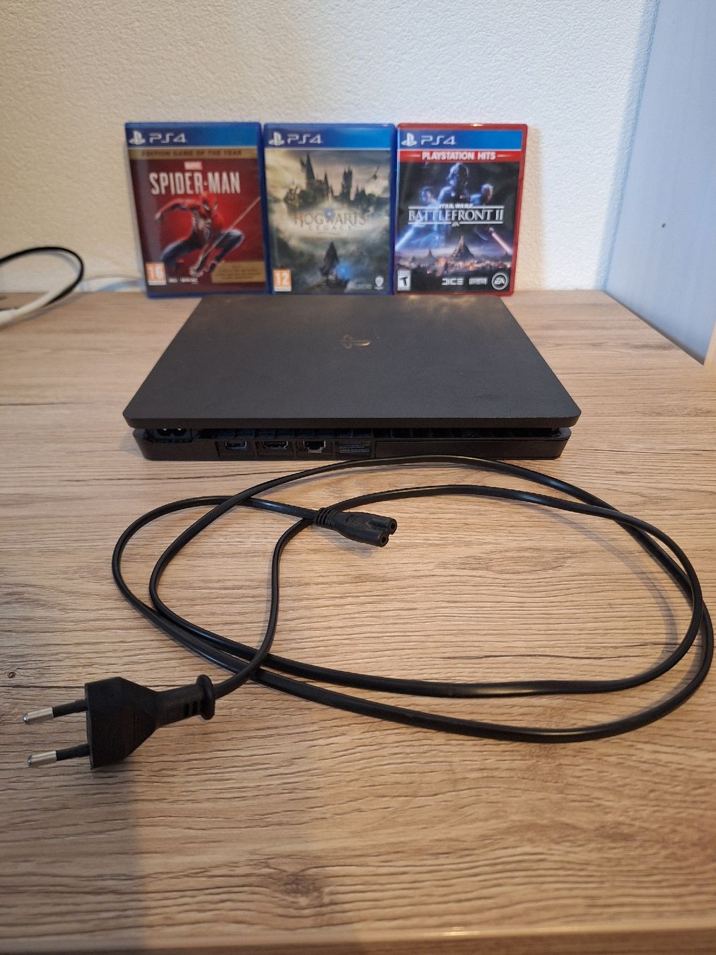 Sony Console: PS4 Slim mit 3 Spielen inklusive 3 Kabel und Controller – Usato da Brünisried venduto da Focusfail 2