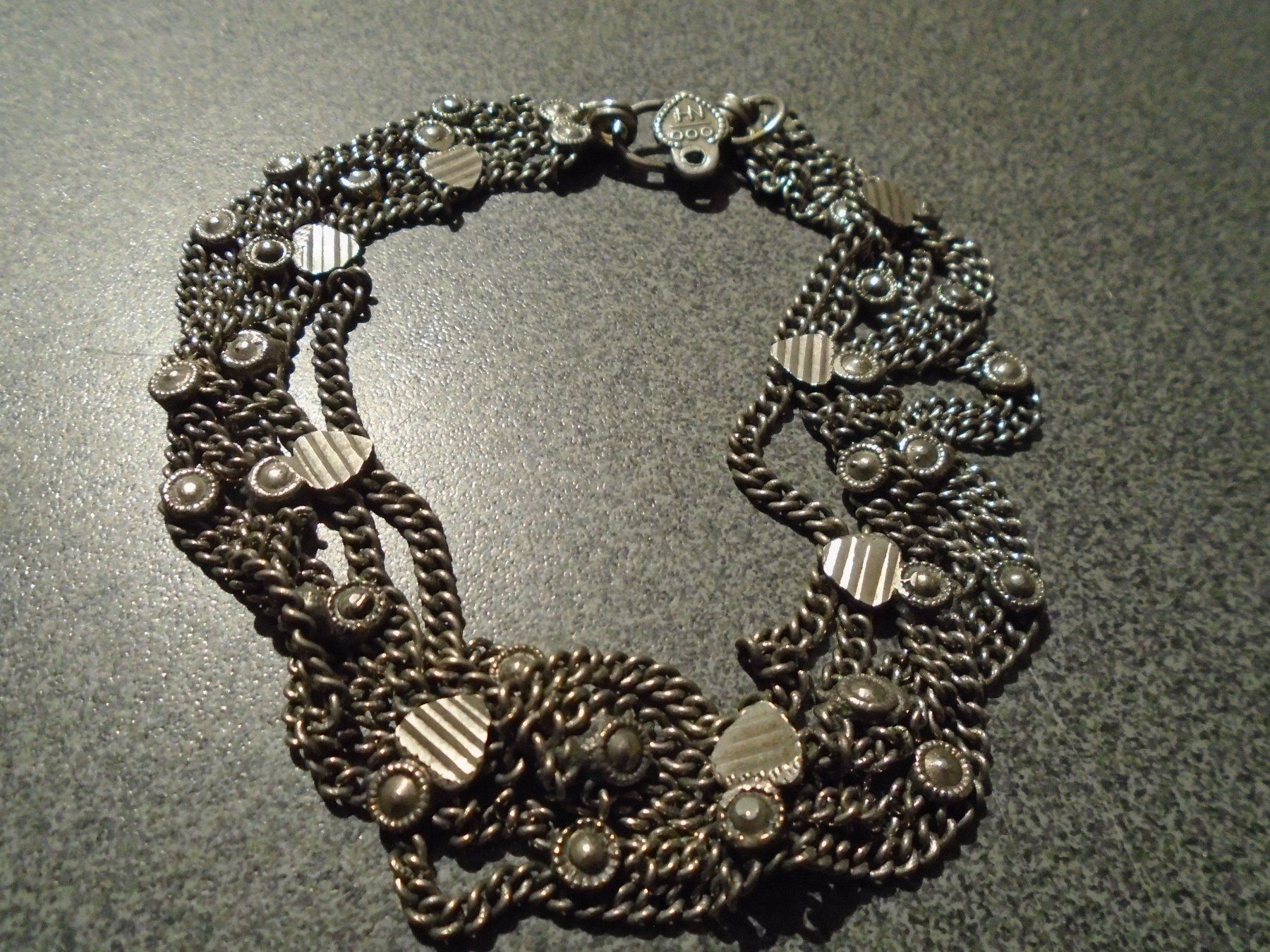 Bracciali & Braccialetti: Armband silberfarbig/grau, verschiedene Stränge Herzen – Usato da Zürich venduto da abraxas1291