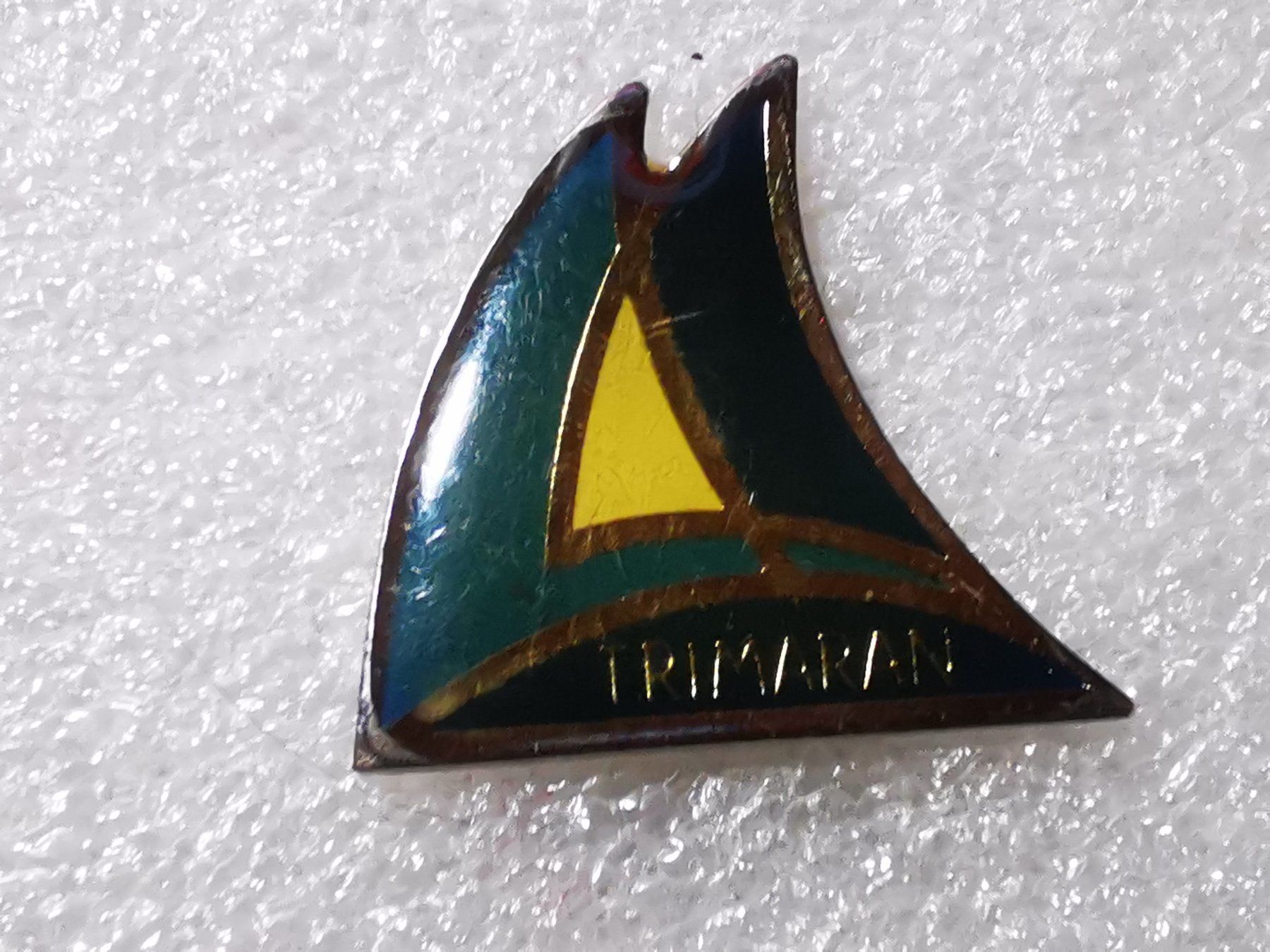 Placchette & Badge: Ansteckpin 126: Trimaran – Usato da Oppligen venduto da Pin-Fall-Shop
