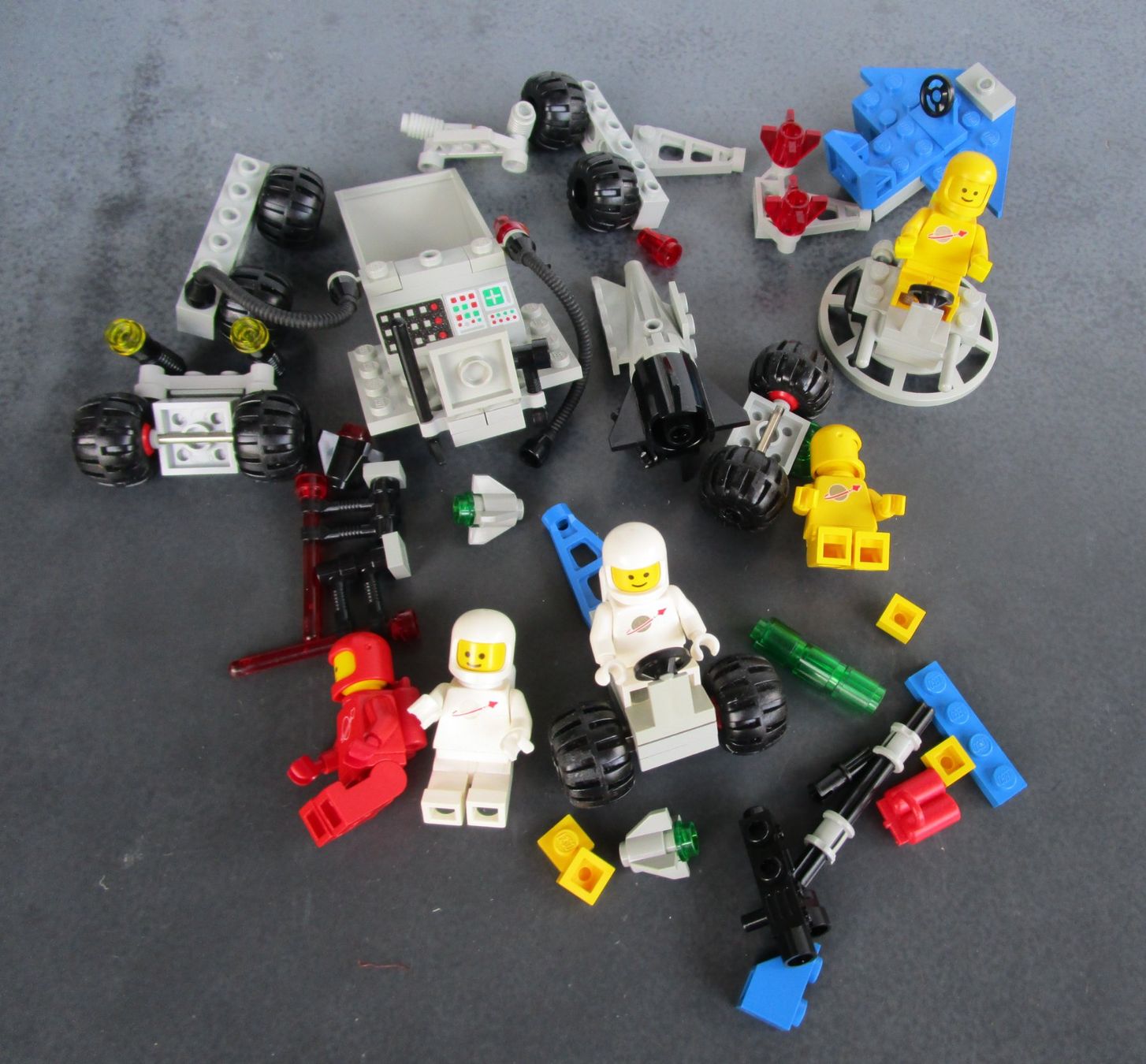 Lego Kit di costruzioni: LEGO Mond / Space Sets mit 4x Platten – Usato da Rapperswil SG venduto da Ralphy 5