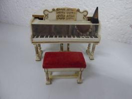 weisses Piano mit Hocker