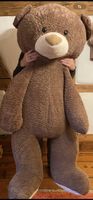 XXL Teddybär sucht neues Zuhause für Kuschelstunden!