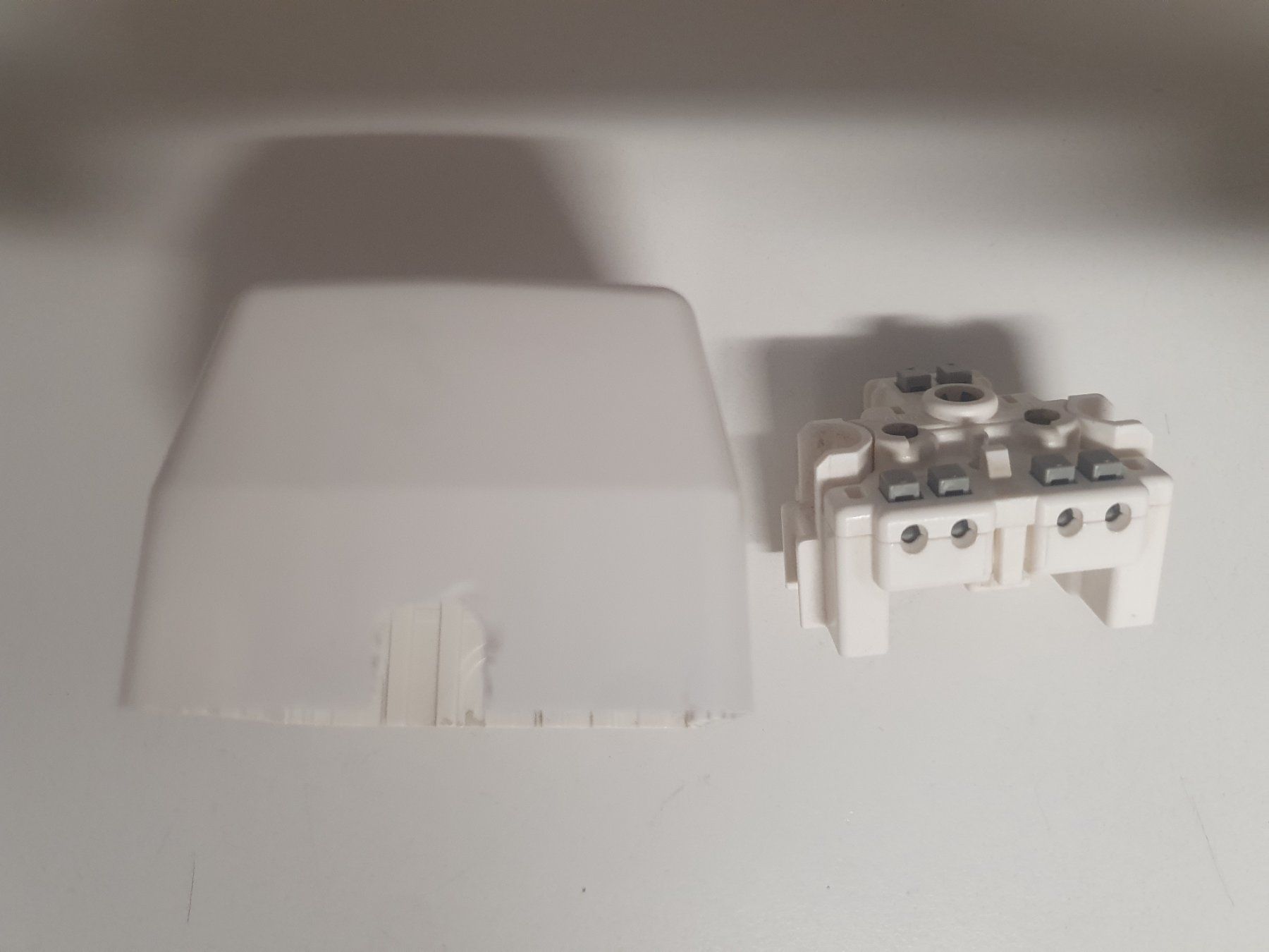 Spine: AP Steckdose T13 Weiss Standard – Usato da Zürich venduto da Alibaba1234 2