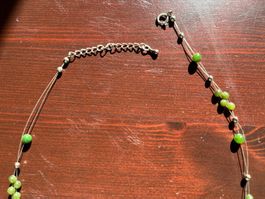 Collier vert avec des pierres fantaisie