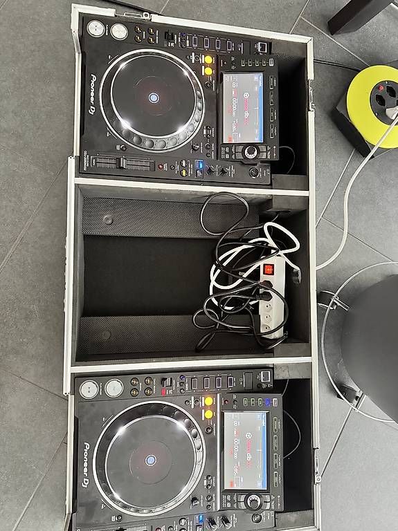 Pioneer Lettore multimediale & Streamer: 2x Pioneer CDJ-2000NXS2 inkl. Flightcase – Usato da Schötz venduto da Nick000