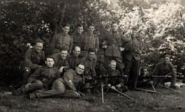 Gruppe Soldaten mit MG