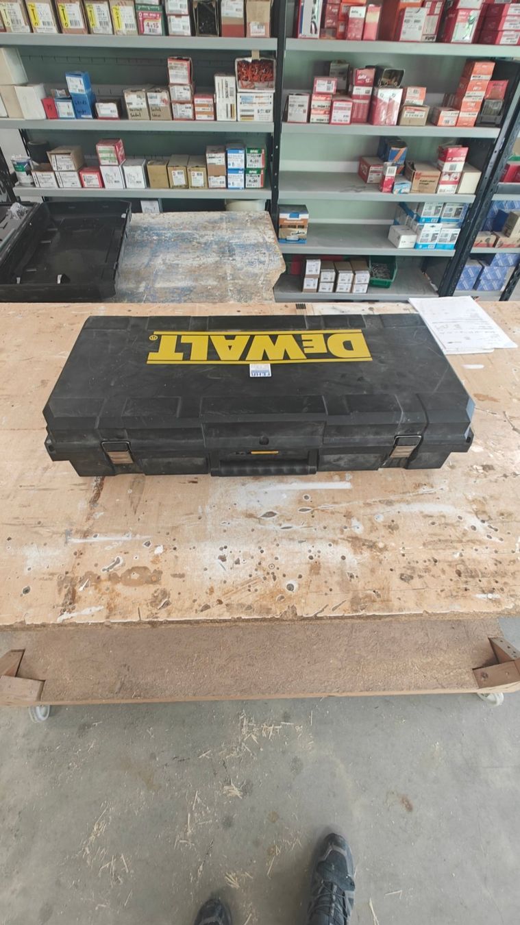 Dewalt Tutti gli attrezzi: Dewallt Akku-Kartuschenpresse DCE580 18v – Usato da Waldkirch venduto da Jerom77