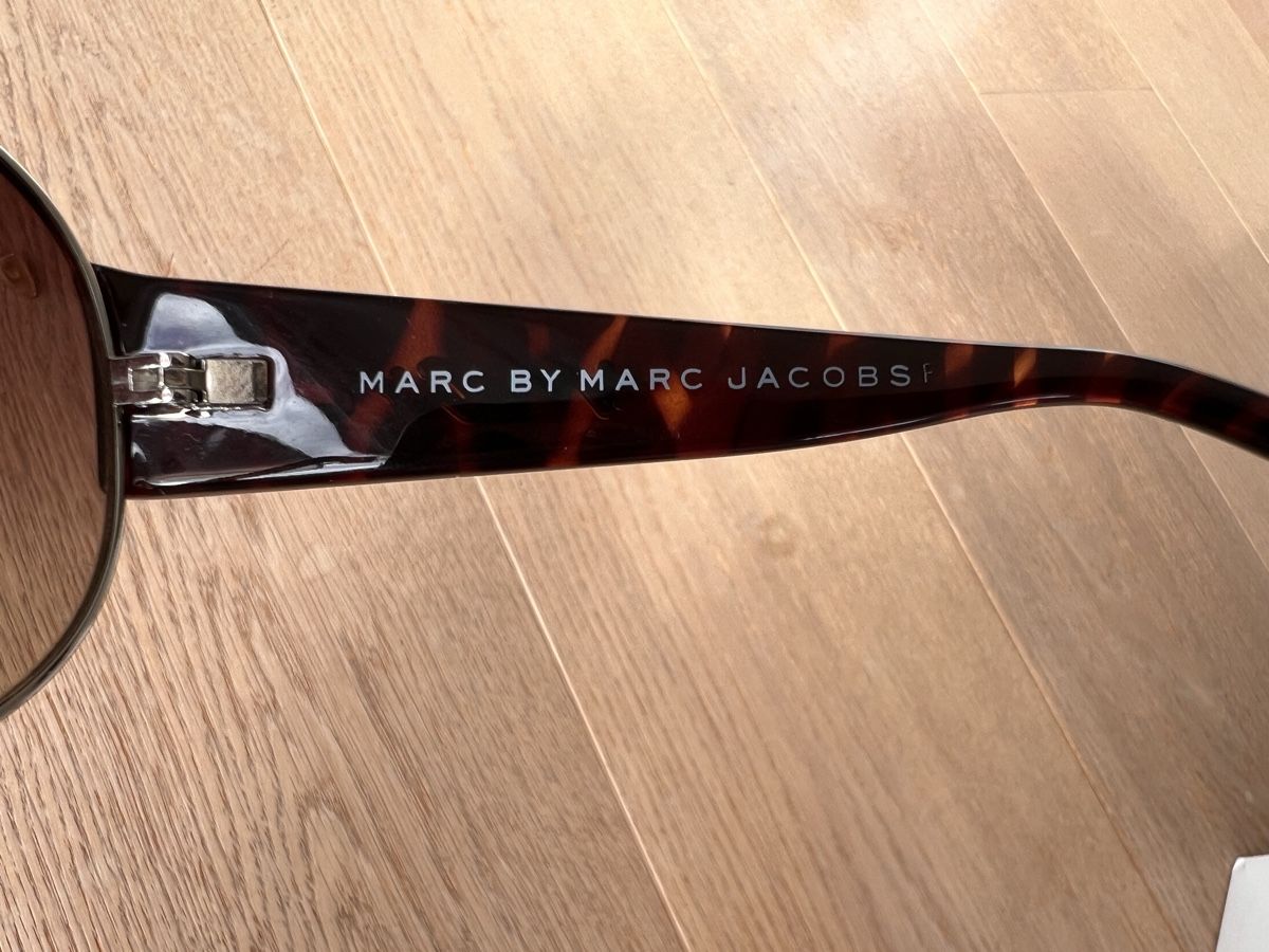 Marc Jacobs Brillen & Gläser: Sonnenbrille Marc Jacobs – Gebraucht aus Hertenstein AG von Stadtturm 1