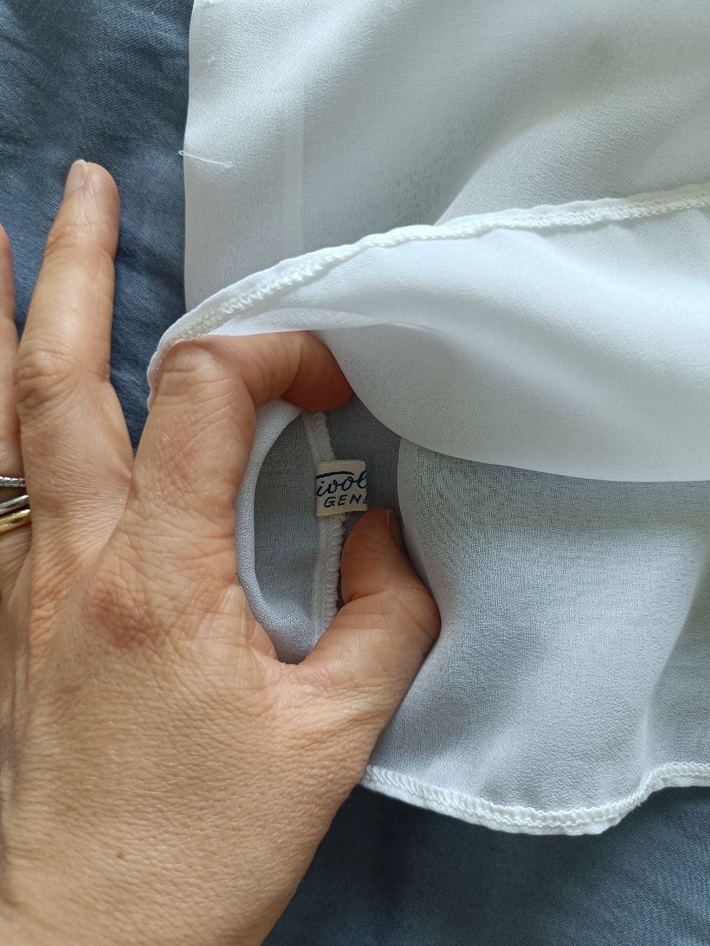 Camicette: Vintage White Blouse with a Bow - Geneve – Usato da Rotkreuz venduto da Prelovedswitzerland 1